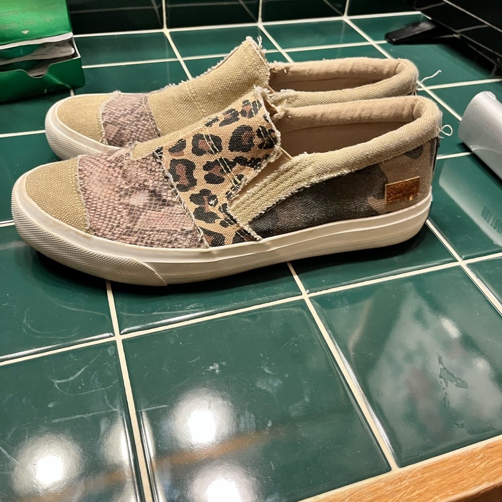 Womens 8.5 blowfish slip on